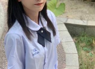 与Tiny Asa修女共赏全套写真，发现她的艺术与心灵之旅.txt